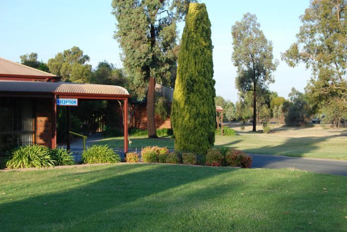 Sportslander Motor Inn Moama Bagian luar foto