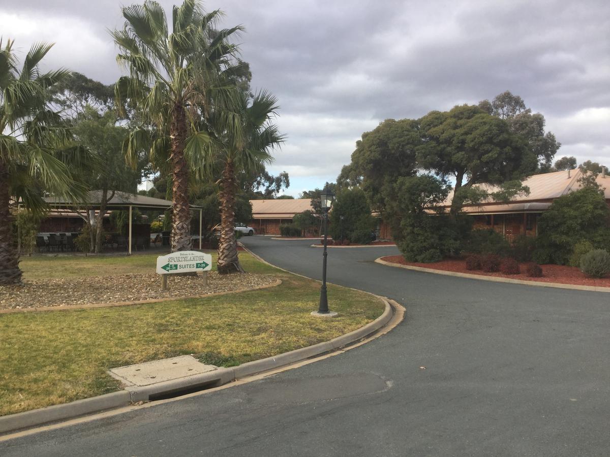 Sportslander Motor Inn Moama Bagian luar foto