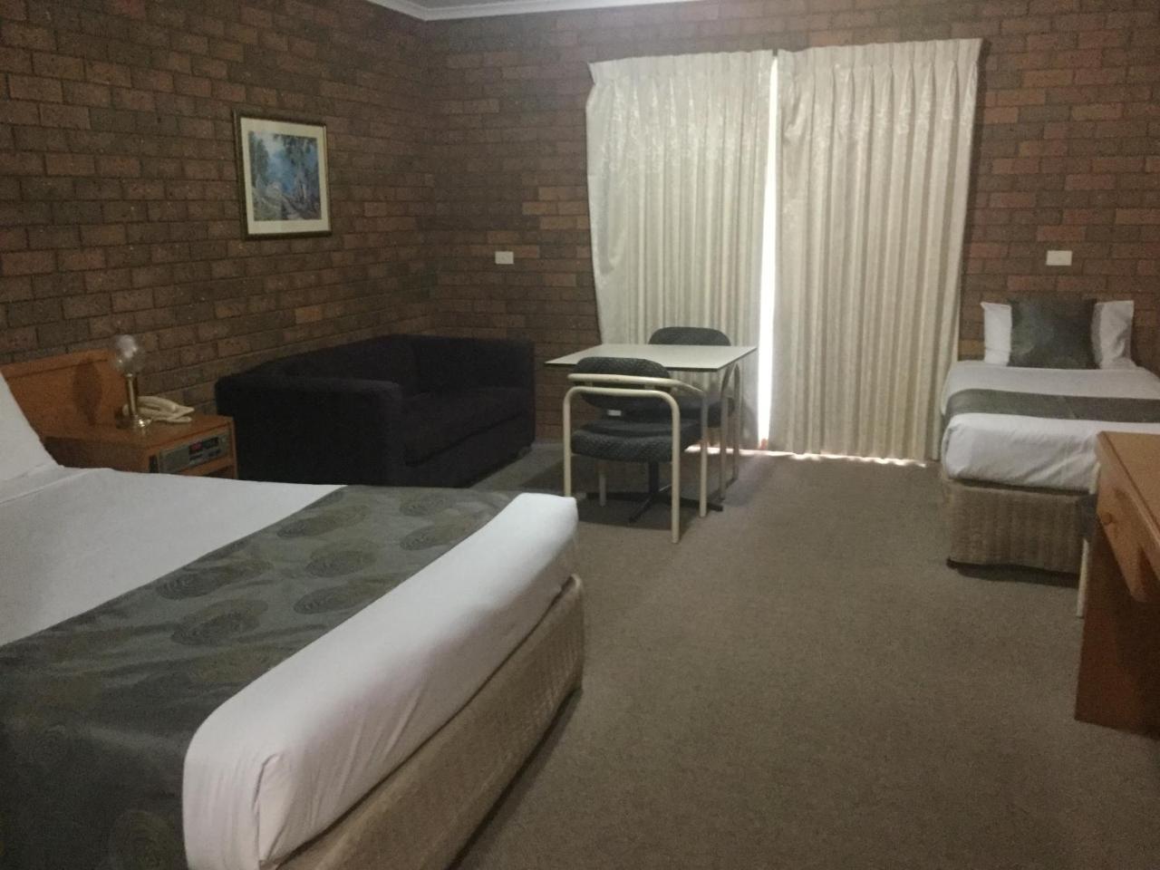 Sportslander Motor Inn Moama Bagian luar foto