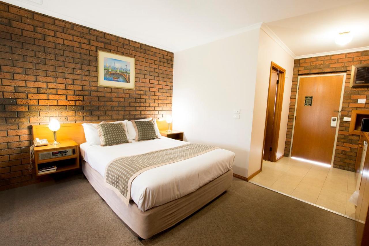 Sportslander Motor Inn Moama Bagian luar foto