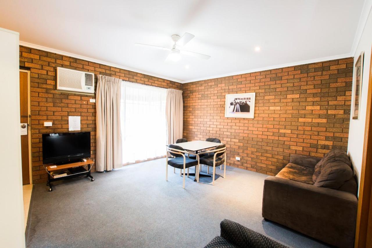 Sportslander Motor Inn Moama Bagian luar foto
