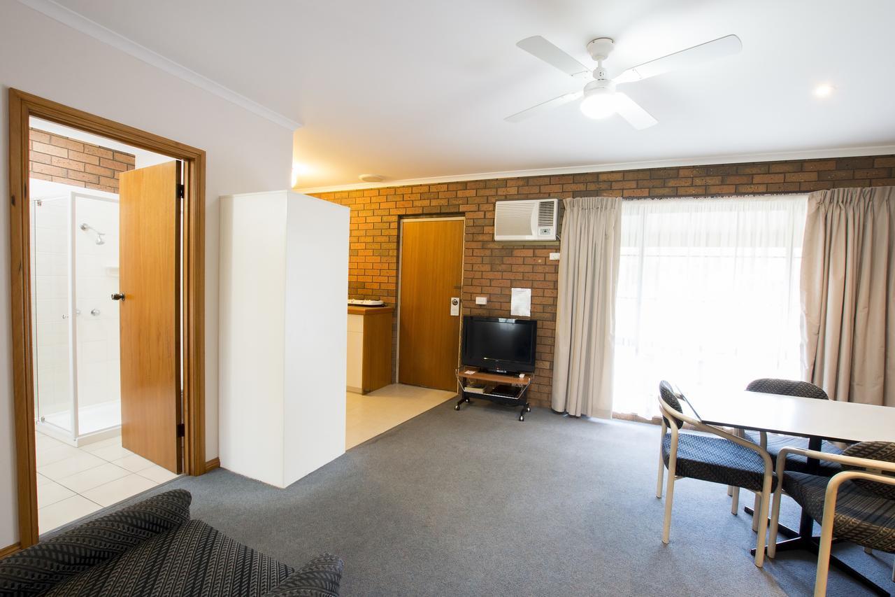 Sportslander Motor Inn Moama Bagian luar foto