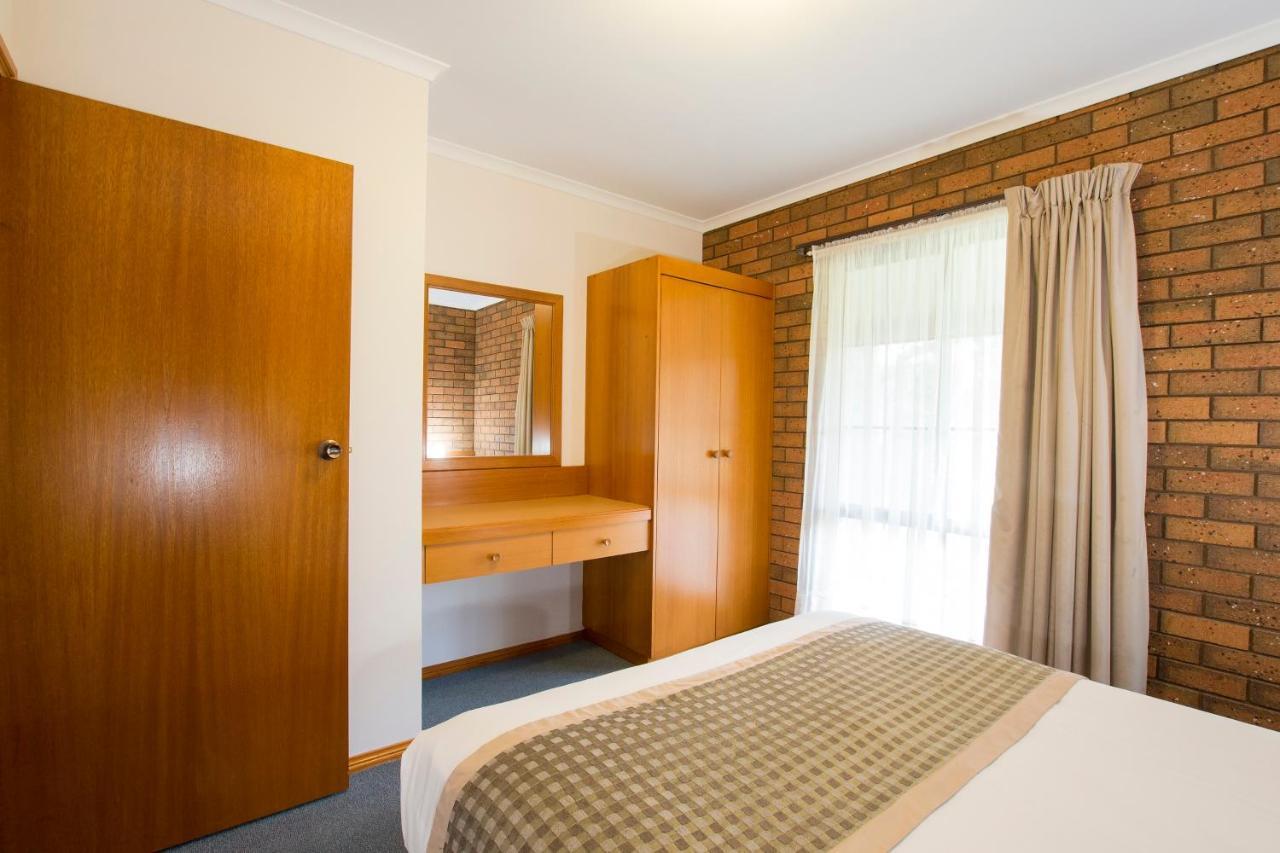 Sportslander Motor Inn Moama Bagian luar foto