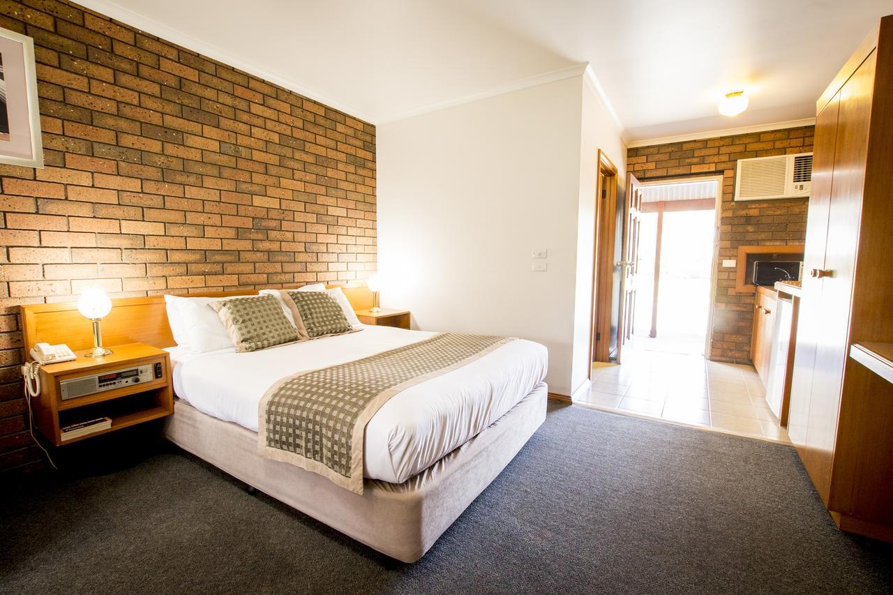 Sportslander Motor Inn Moama Bagian luar foto
