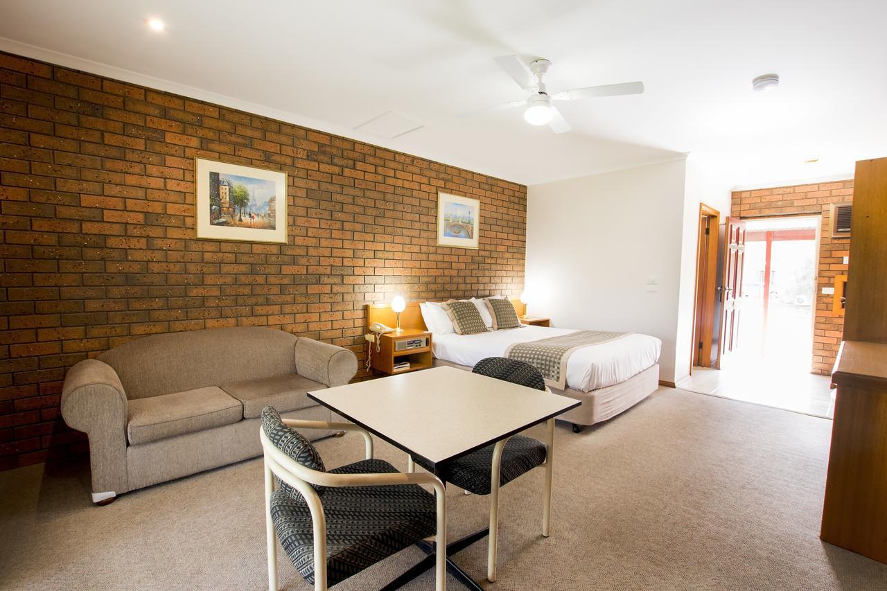Sportslander Motor Inn Moama Bagian luar foto